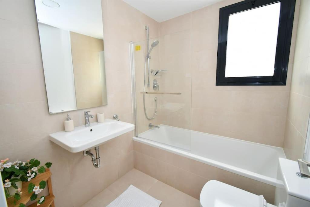 Casa Kerr - Luxury Apt - Sleeps 9 - Los Boliches Lejlighed Málaga Eksteriør billede